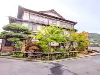 Kappo Ryokan Shiratame Ryokan Hotel dekat Old Mekata Family's House