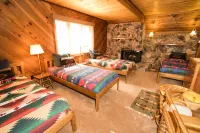 Beautiful Upper Valley cabin w/space for large groups! Mountain Paradise! Hotel dekat Williams Lake