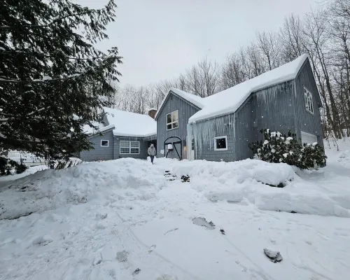 Stay and Wander VT in this Charming 3-bedroom house in enchanting Dover Hotels in West Dover