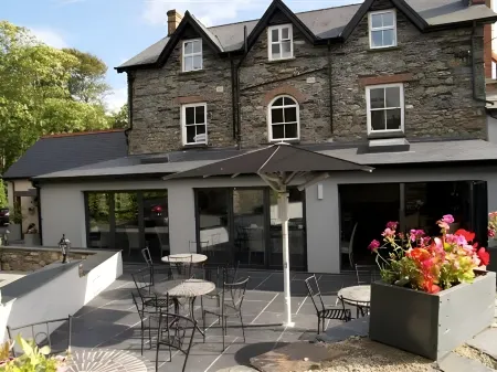 Wolfscastle Country Hotel Отели в г. Радбакстон