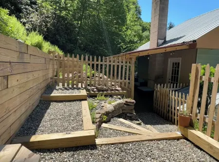 Spacious 3 Bedroom, 2 Bath Apartment-historic Jim Thorpe, large patio & balcony