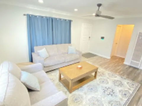 HubCityJewel-KingBed-Fenced Yard-LAX-SoFi-Disneyland Hotels in Compton