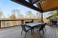 Upscale Lakefront Table Rock Cabin with nearby Launch