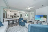 10 Mins to Sullivan's Island w/Fenced Backyard, Cozy Mt. P Ranch - Boutique