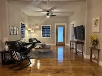 Farmhouse !!  1 min to  Randy’s Icehouse, Tx Beer Co & Taylor Liquor & 5 Samsung Hotels in Taylor