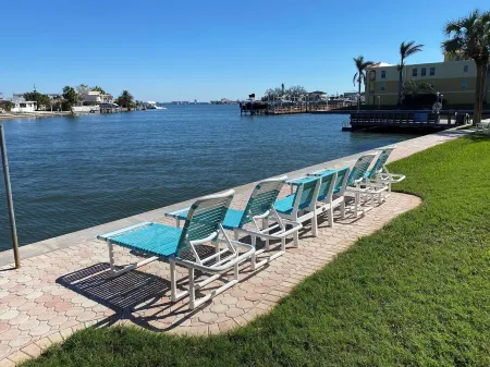 Waterview 2Bedroom Condo in Lovely St Pete Beach Отели в г. Сейнт Пит Бич