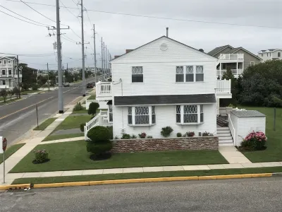 NEWLY DISCOUNTED AVALON house accross from the Bay and 12 houses from the beach Pavilion 2附近的飯店