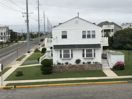 NEWLY DISCOUNTED AVALON house accross from the Bay and 12 houses from the beach Отели в г. Авалон