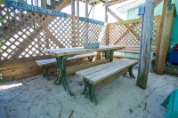 Stone Crab Cottage: Directly Across from Gulf, Pet Friendly