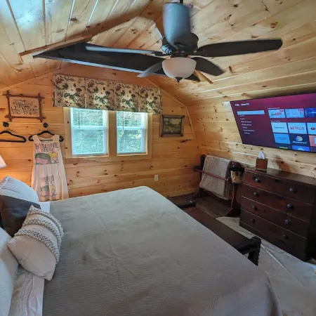 The Barn at Toad Hill. Pet friendly, close to Smokies, Airport. Brand new!