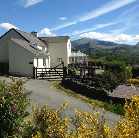 Snug, centrally Cottage With Enviable Lake and Snowdon Massif  Views.