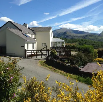 Snug, centrally Cottage With Enviable Lake and Snowdon Massif  Views.