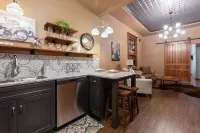 The Sunflower Loft is located 1 block from Old Town in a 2 story brick building. 위치타 호텔