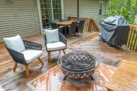 Poconos Oasis with hot tub, Game RM, & Fire pit. 8 min from Bushkill & Shawnee