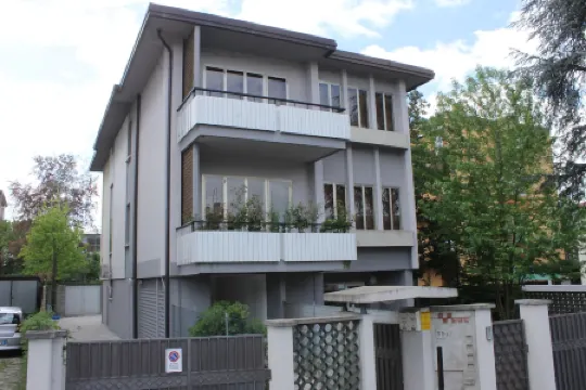 Spacious Accommodation Within Walking Distance of the Center and 25 Minutes by Train from Venice