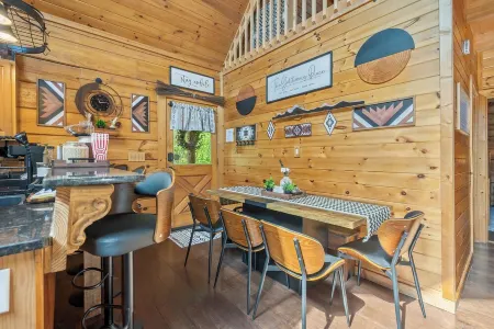 Serenity Now at Douglas Lake-Pet Friendly-Hottub-Pool table, Ping Pong, Foosball Отели рядом с достопримечательностью «Sims Point»