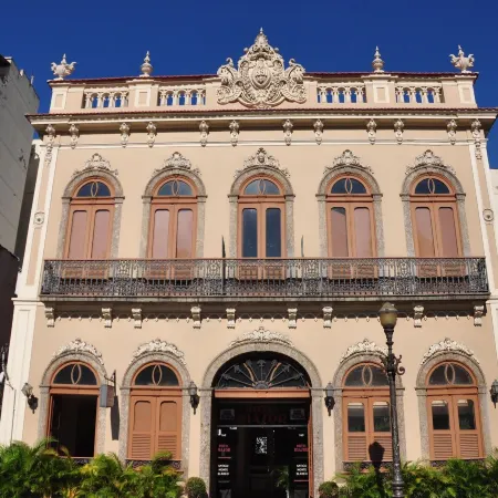 Hotel Plaza Riazor Отели рядом с достопримечательностью «Пляж Фламенго»
