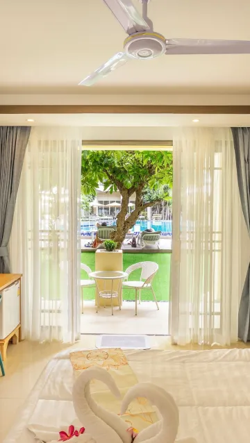 ห้องดีลักซ์เตียงใหญ่หรือเตียงแฝดพร้อมทางเข้าสระว่ายน้ำ