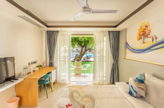 ห้องดีลักซ์เตียงใหญ่หรือเตียงแฝดพร้อมทางเข้าสระว่ายน้ำ