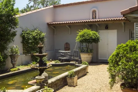 Maison H Guest House Отели рядом с достопримечательностью «Netcare uMhlanga Hospital»