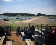 Beach House for 8 With hot tub Garden