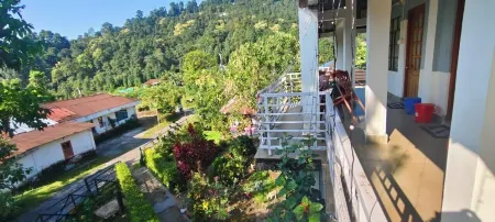 Kinglayang Homestay Отели в г. Чалза Махабари