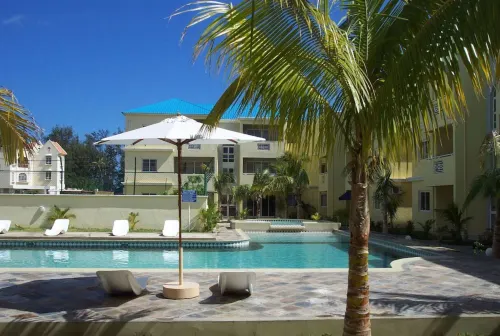 Lovely Apartment in Flic en Flac, Close to the Beach and All Amenities.