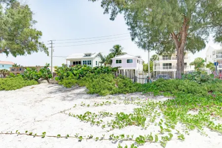 Ami Gulf Lookout-Views of the Gulf from Every Room-Rooftop Terrace Отели рядом с достопримечательностью «Cortez Beach»