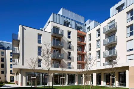 Quality Suites Nancy Centre Отели рядом с достопримечательностью «Basilique Notre-Dame-de-Lourdes»