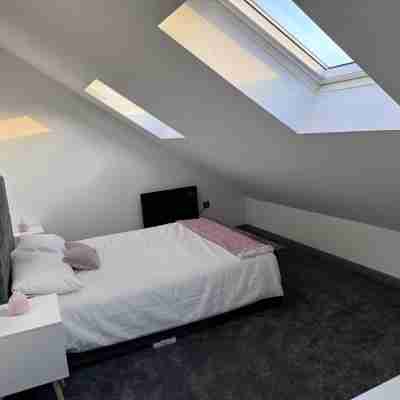 Cosy City Apartment in Manchester - man utd Rooms