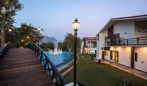 An extravagant Pushp villa overlooking the Ganges Hôtels à : Narendranagar