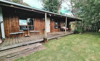 Rustic Country Lane Farmhouse in Lysterfield - Housity
