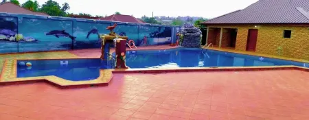 Mother's Royal Hotel Отели в г. Эйкросо