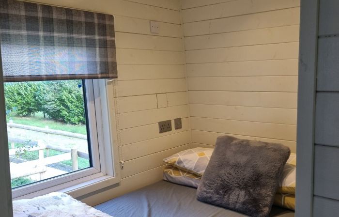 Glamping Hut - Sleeps 2, Hot Tub & Parking