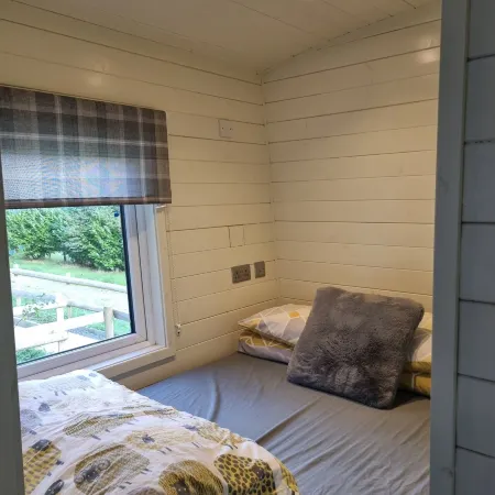 Glamping Hut - Sleeps 2, Hot Tub & Parking