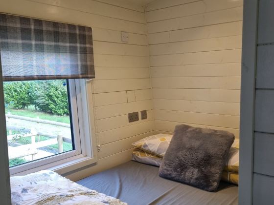 Glamping Hut - Sleeps 2, Hot Tub & Parking