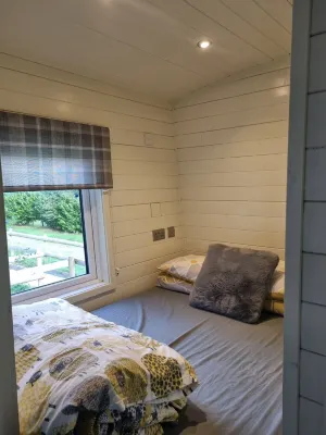 Glamping Hut - Sleeps 2, Hot Tub & Parking - Homestays