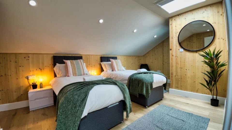 Green Mews 2 with Free Parking - by My Getaways