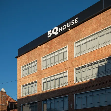 5Q House Quinta Camacho Отели рядом с достопримечательностью «Театр «Роял Сентер»»