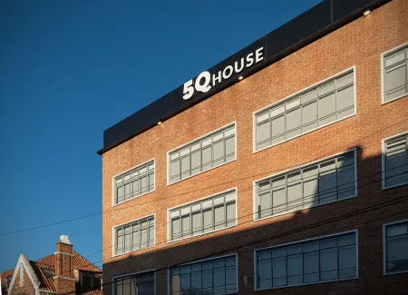 5Q House Quinta Camacho Отели рядом с достопримечательностью «Biblioteca Pública Virgilio Barco»