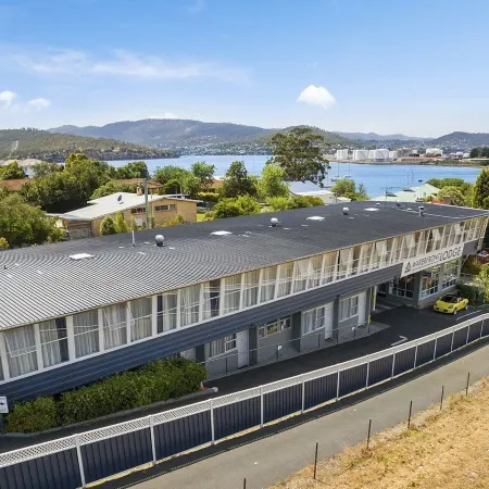 Waterfront Lodge Motel