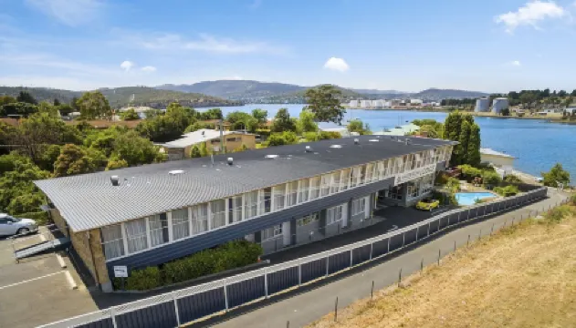 Waterfront Lodge Motel