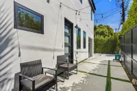 Newly Built 2 Bedroom 2.5 Bath House w/ Modern Finishes Pet and Family Friendly