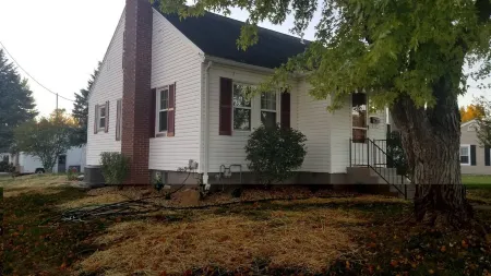 Full basement apartment quiet comfy 1-bedroom with Hot tub and fireplace