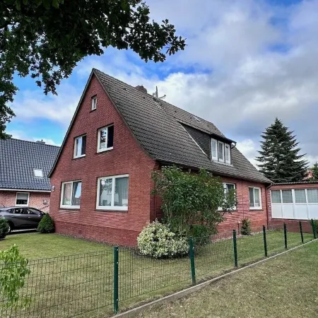 Modern apartment on the 1st floor, 3 rooms + dining area, kitchen w. Dishwasher, bathroom