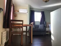 Alaskan Waterfront Studio Apartment (Wolf Suite) Vacation Rental โรงแรมในซิตกา