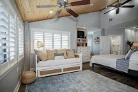 The Lighthouse - Beachfront - Perfect for Groups