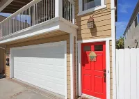 End-of-Summer Sale Newport Beach 3Br, Steps to Sand, Bikes, Balcony & Parking