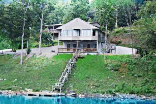 Tiltn Hiltn Beautiful lake home on Lake Norris in Lafollette, TN