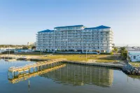 Waterfront condo with balcony, grill, washer/dryer, AC, pool, game room, & gym